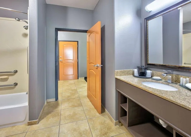 غرفة بسرير كينج لذوي الإعاقة، La Quinta Inn Suites Little Rock Bryant 6/8