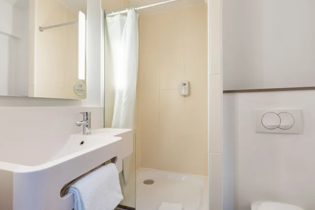 غرفة رباعية بسرير مزدوج وسريرين منفصلين، B&B Hotel Lille Centre Grand Palais 3/4
