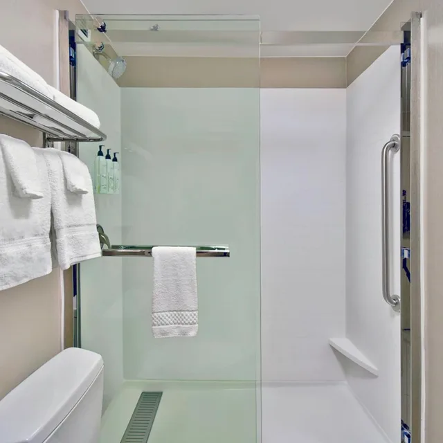 جناح بسريرين كوين مع سرير سحّاب إضافي مع أريكة لذوي الإعاقة، Springhill Suites By Marriott Erie 5/6