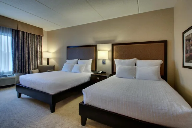 Standard, Queen Bed, Track Side، The Inn at Charles Town 3/9
