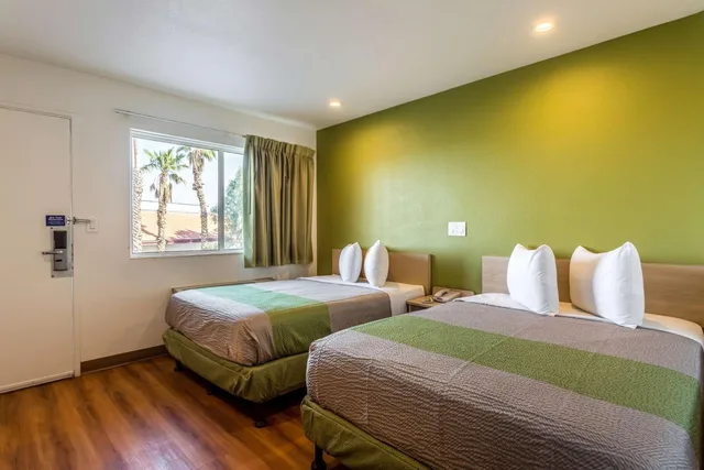 غرفة رباعية، Motel6 Needles, CA 2/9