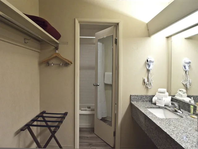 غرفة ديلوكس بسرير كينج، Inn At The Convention Center 3/6