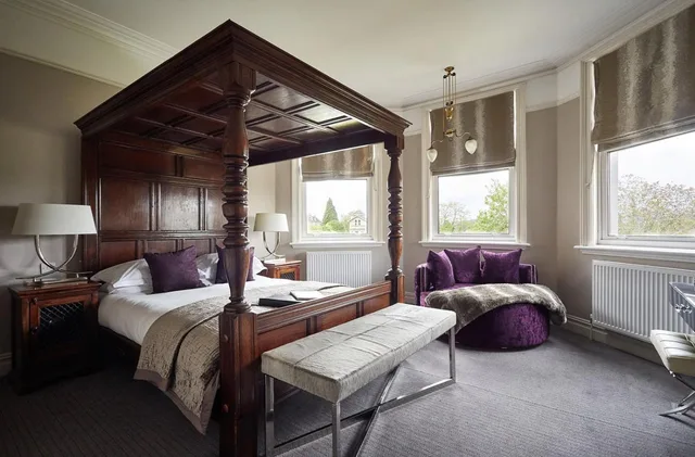 Four Poster, Queen Bed, City View، Dorian House 2/2
