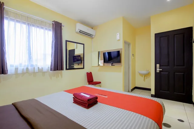 Deluxe, Queen Bed, City Icon 1/6
