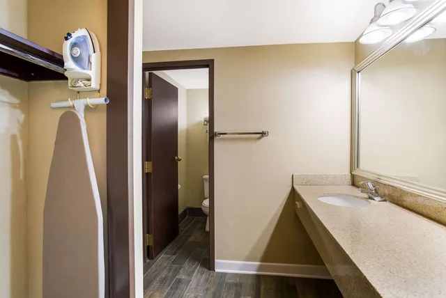 جناح بسرير كينج، Spark by Hilton Milwaukee Airport 2/2