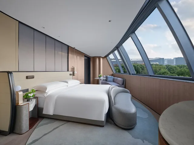جناح بغرفة نوم واحدة مع دخول صالة النادي، InterContinental Shanghai Harbour City 1/3