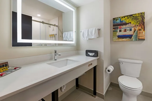 غرفة قياسية بسرير كينج بحوض جاكوزي، Best Western Plus South Holland/Chicago Southland 2/5
