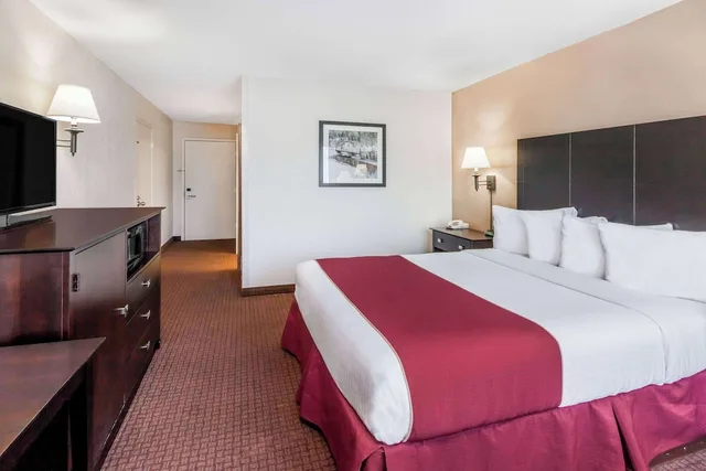 Room, Queen Bed, Exterior View, Accessible, Quality Inn & Suites Grayling, MI 1/7