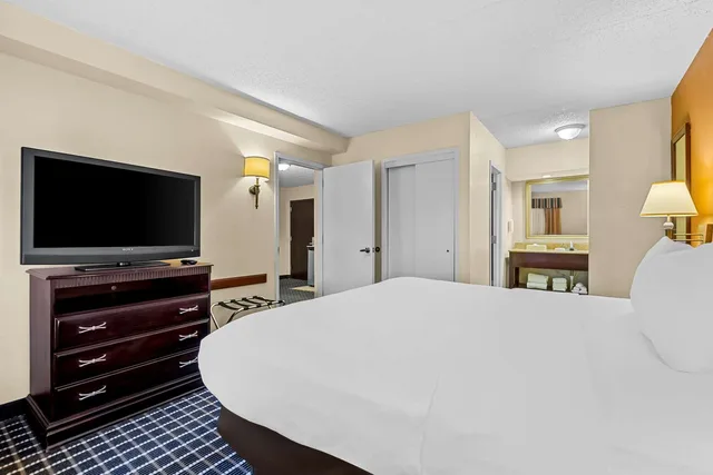 Upgrade, Suite, King Bed، Comfort Inn & Suites Somerset - New Brunswick 2/3