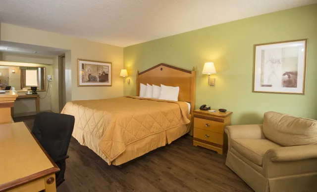 غرفة قياسية بسرير كينج، Rodeway Inn Hot Springs National Park Area 8/10