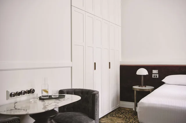 King Bed, with View, Corner, Rendezvous Hotel Melbourne 5/5