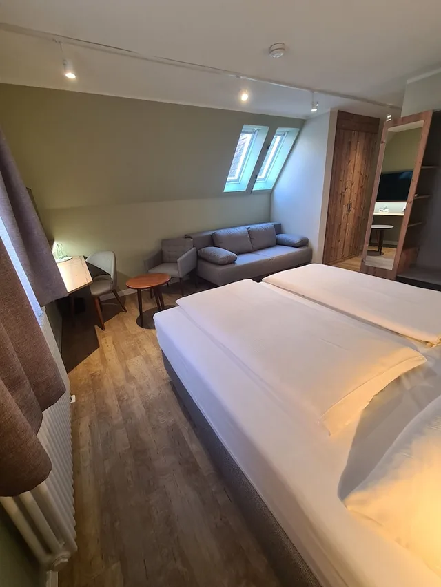 غرفة ثلاثية بسريرين منفصلين مع أريكة، Stadthotel Engel 6/10