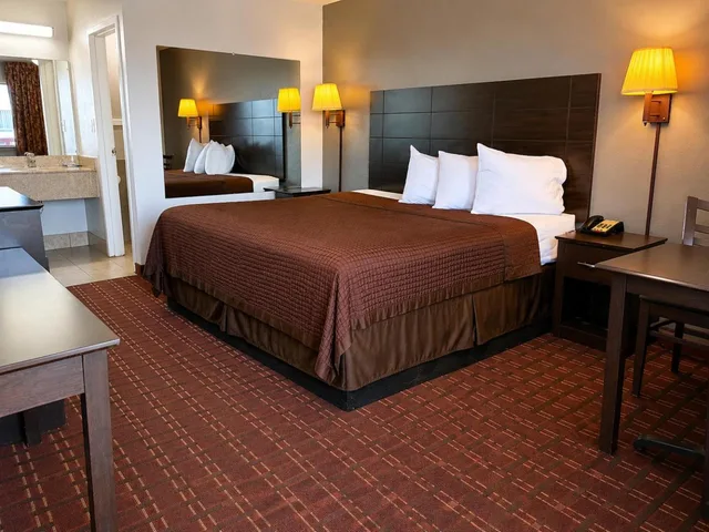 غرفة بسرير كينج للمدخنين، Regency Inn 4/9