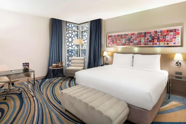 غرفة سوبيريور بسرير مزدوج بإطلالة جزئية على البحر، فندق راديسون بلو جدة كورنيش(RADISSON BLU HOTEL, JEDDAH CORNICHE) 1/4