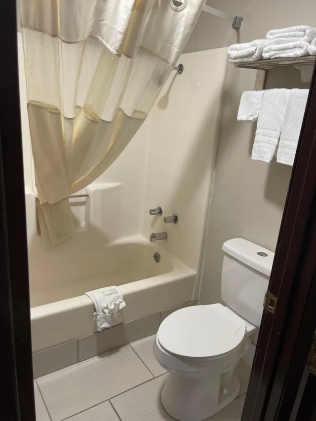 غرفة مفردة بسرير كوين، Royal Inn & Suites 2/2