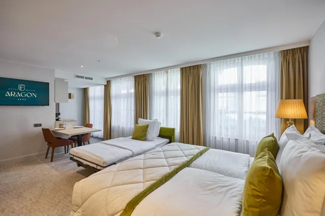 غرفة كلاسيكية عائلية بسريرين منفصلين مع أريكة بمطبخ صغير، Hotel Aragon 2/4