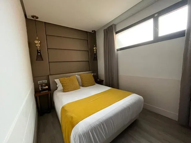 غرفة كومفورت اقتصادية داخلية بسرير كوين بإطلالة، Hotel Art Santander 1/3