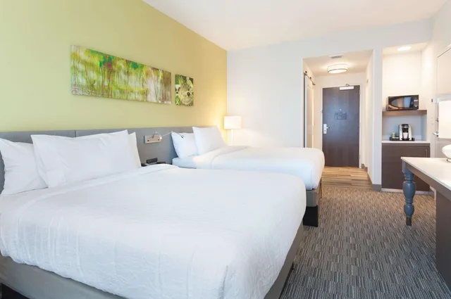 2 Queen Beds Limited View - Comp Wifi- Hdtvs with Hidef Channels - Refrigerator-Microwave- Pod Coffee Brwr، Hilton Garden Inn Ft. Walton Beach 1/4