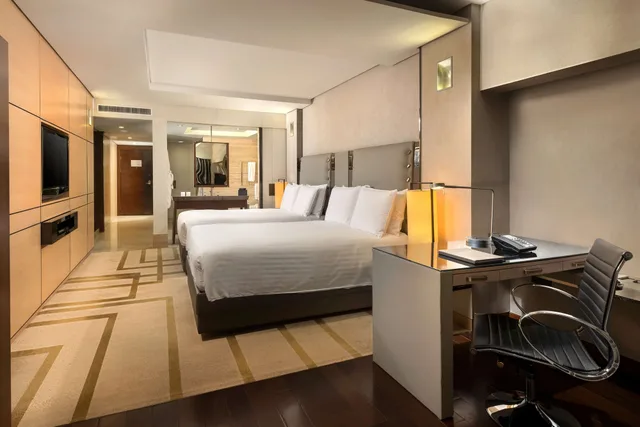 غرفة تنفيذية بسريرين منفصلين مع دخول صالة النادي، Hilton Beijing Wangfujing 6/10