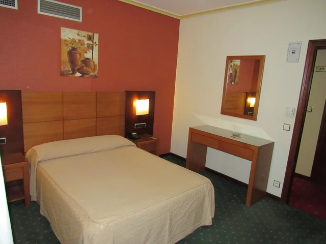 Deluxe, Double Bed, Virgen Del Camino 2/4