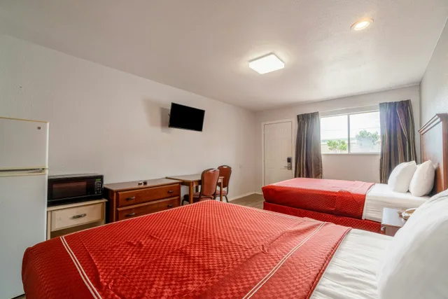 2 Queen Bed Smoking, OYO Budget Inn Falfurrias Hwy 281 4/10