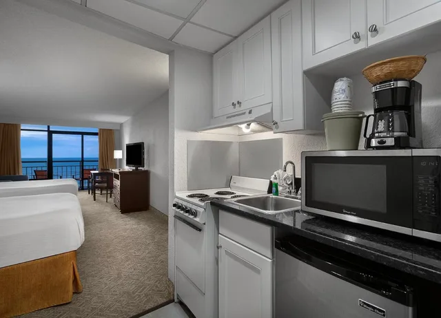 Room, 2 Queen Beds, Ocean Front, Sofa، Best Western Ocean Sands Beach Resort 5/5