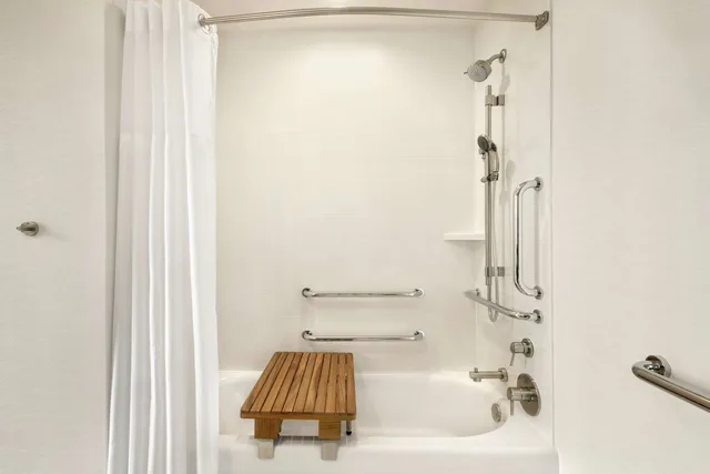 غرفة بسرير كينج بحوض استحمام لذوي الإعاقة، Hilton Garden Inn Chicago Downtown South Loop 2/2