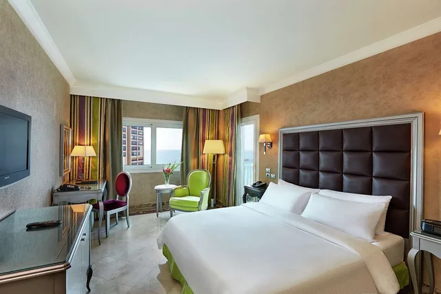 غرفة بسرير كينج بإطلالة جزئية على البحر، Hilton Alexandria Corniche 2/11