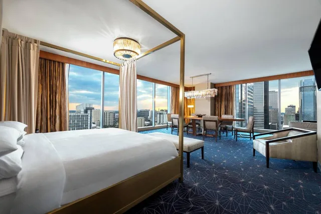 Cosmopolitan, Suite, King Bed, Pool View, Sofa, Corner، MARRIOTT MARQUIS HOUSTON 1/7