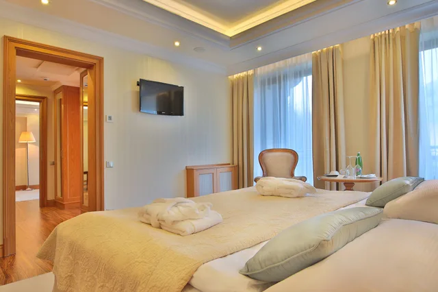 جناح تنفيذي بسريرين كينج بإطلالة على النهر بشرفة بغرفتي نوم، Retro Riverside Wellness Resort 2/10