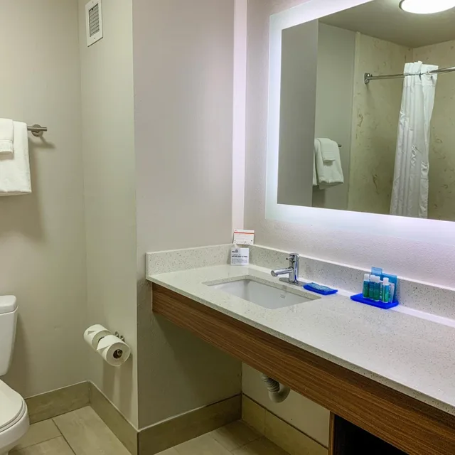 جناح بسرير كوين مع أريكة، Holiday Inn Express & Suites Lexington Dtwn Area-Keenland 7/9