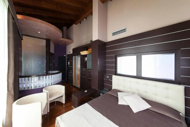 جناح بإطلالة على البحيرة بجاكوزي، Hotel Aurora 8/10