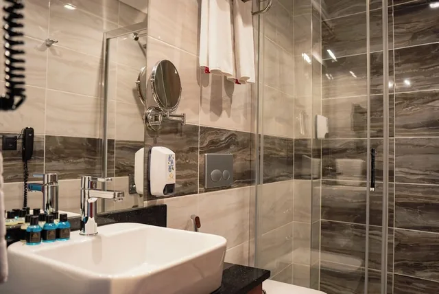 غرفة قياسية ثلاثية، Grand Vaves Hotel 3/3