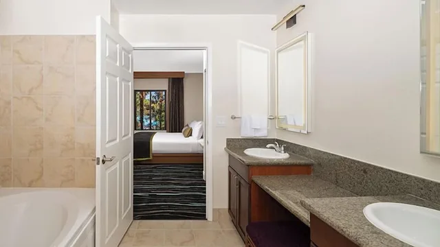غرفة جونيور بسرير كينج بغرفة نوم واحدة مع أريكة بمطبخ صغير، Tahiti Village Resort And Spa 8/10