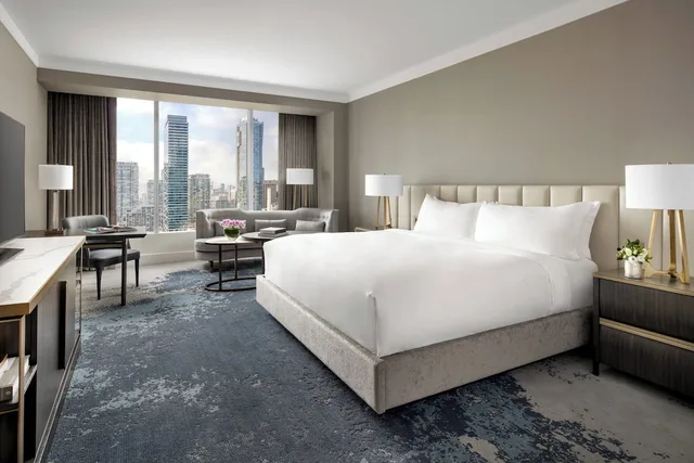 غرفة بسرير كينج بإطلالة على المدينة، Ritz Carlton Toronto Hotel 1/3