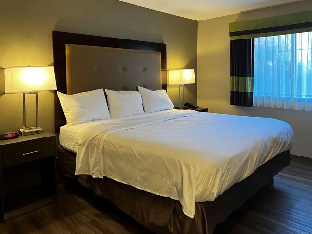 غرفة بسرير كوين، Econo Lodge Spring Lake near Fort Bragg 1/4