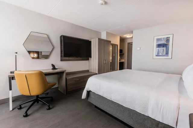 غرفة قياسية ركنية بسرير كينج وسرير كوين، Holiday Inn Express Toronto North York 5/10