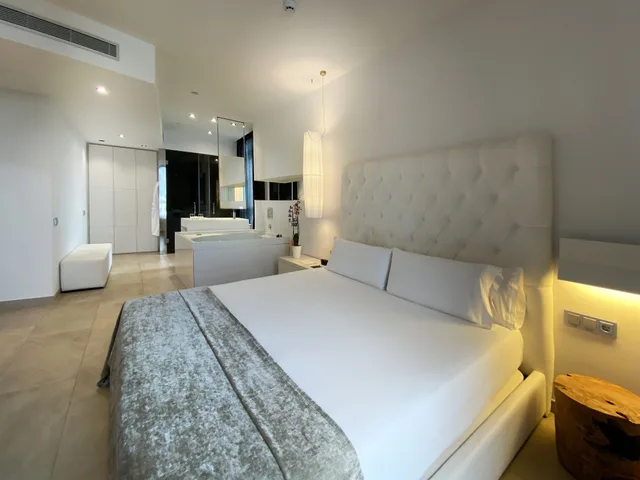Suite, King Bed, Hot Tub, Sb Plaza Europa 2/10