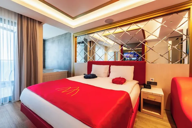 غرفة قياسية بسرير كوين بإطلالة جزئية على البحر، Granada Luxury Red Adults Only 16 3/7