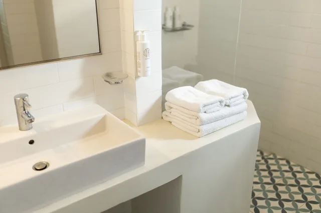 غرفة بانورامية بسريرين منفصلين بإطلالة على البحر، Adonis Hotel Studios & Apartments 5/6
