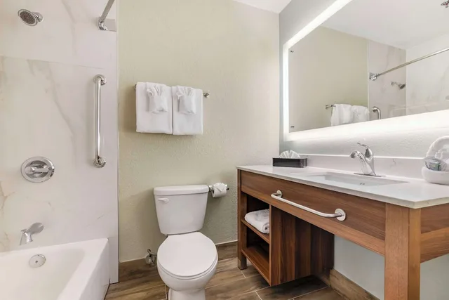 جناح بسرير كينج بمطبخ، Best Western Carlsbad by the Sea 2/2