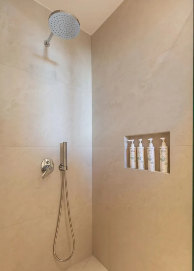غرفة رباعية، Elena Hotel 7/7