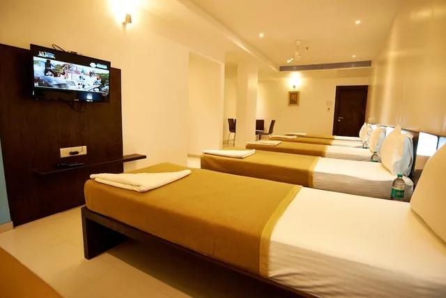 غرفة ديلوكس عائلية بأربعة أسرّة وسريرين كينج وسرير فردي، Hotel Golden View 2/5