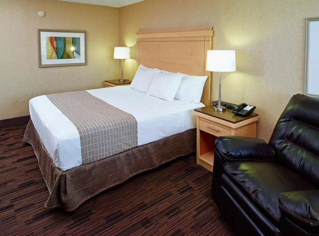 غرفة ديلوكس بسرير كينج، Livinn Hotel Cincinnati North Sharonville 6/9