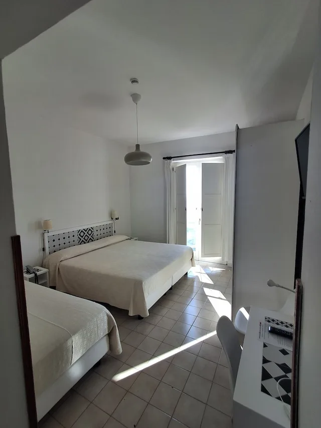 غرفة كلاسيكية ثلاثية بسرير مزدوج وسرير فردي، Hotel Dania 2/3