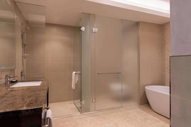 غرفة متصلة عائلية بسريرين كوين، Radisson Blu Hotel, Conakry 4/5