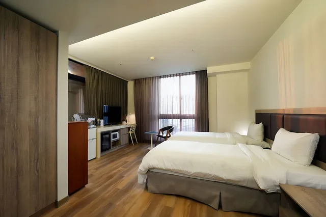 Executive, Twin Beds, Balcony, Freedom Design 2/7