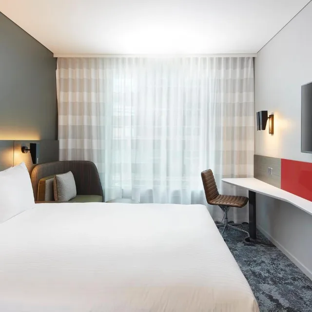غرفة قياسية بسرير كينج وسرير كوين في طابق مرتفع، Holiday Inn Express Melbourne Southbank 3/10