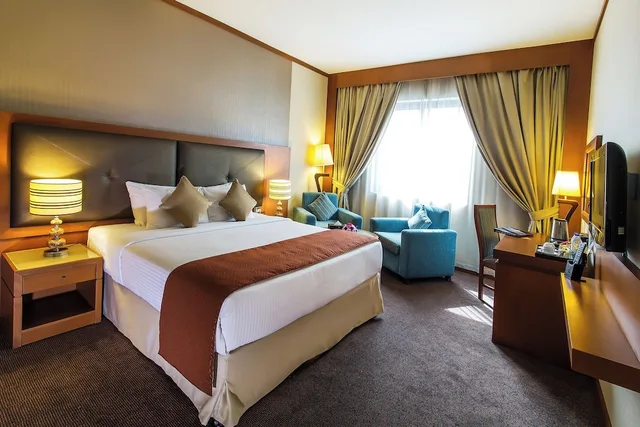 Deluxe, King Bed, Landmark Summit Hotel 5/7