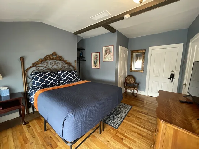 غرفة بسرير كوين، Holiday Chalet Victorian - Bed & Breakfast 3/8